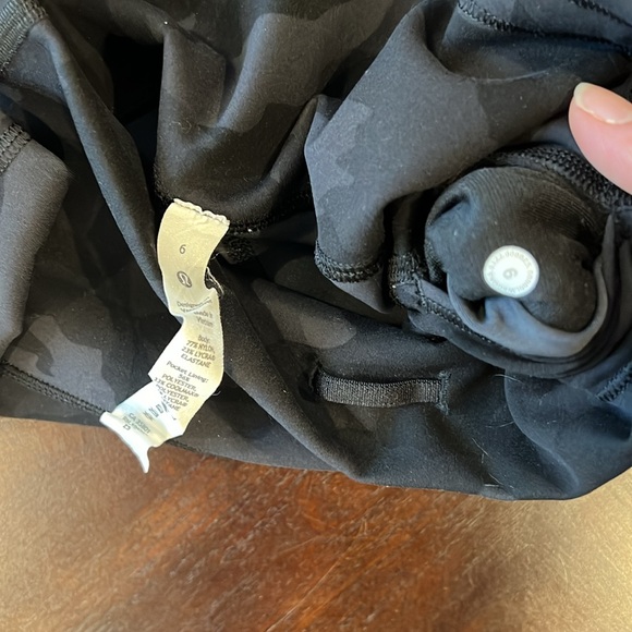 Lululemon wonder leggings/ size 6 - Picture 3 of 3
